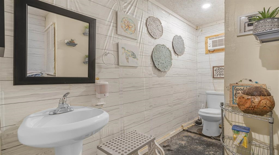 329 Old Milwaukee Rd., LAREDO, Texas 78043, 5 Bedrooms Bedrooms, 8 Rooms Rooms,3 BathroomsBathrooms,Residential,For Sale,329 Old Milwaukee Rd.,20262486