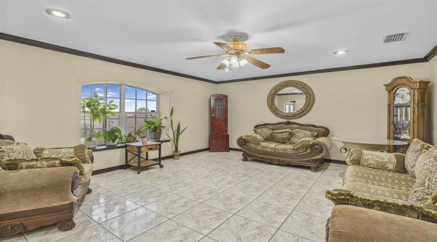 329 Old Milwaukee Rd., LAREDO, Texas 78043, 5 Bedrooms Bedrooms, 8 Rooms Rooms,3 BathroomsBathrooms,Residential,For Sale,329 Old Milwaukee Rd.,20262486