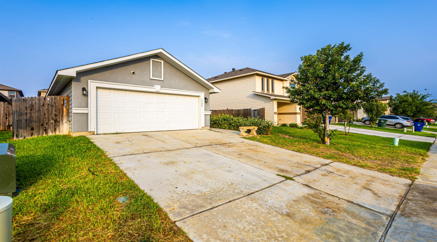 1704 Brownwood St., LAREDO, Texas 78046, 4 Bedrooms Bedrooms, 5 Rooms Rooms,2 BathroomsBathrooms,Residential,For Sale,1704 Brownwood St.,20262491