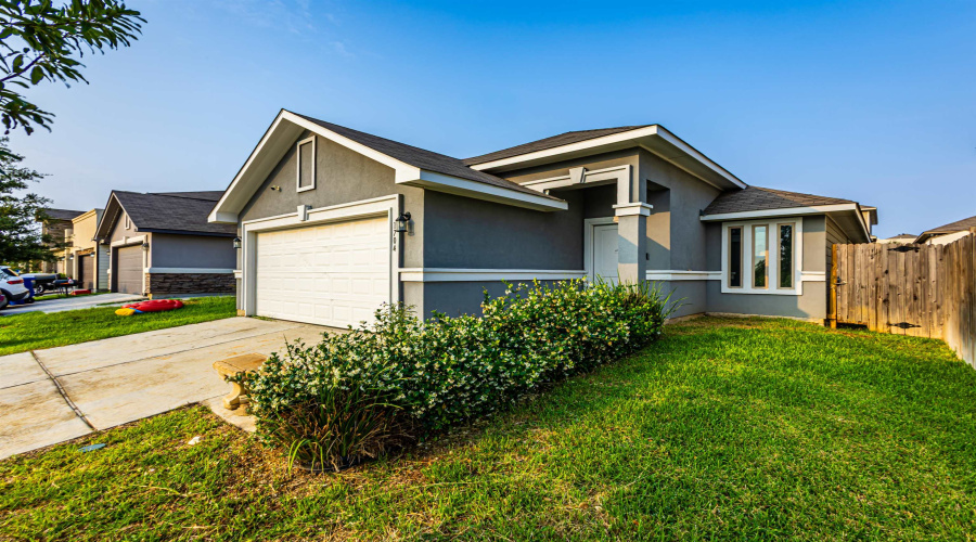 1704 Brownwood St., LAREDO, Texas 78046, 4 Bedrooms Bedrooms, 5 Rooms Rooms,2 BathroomsBathrooms,Residential,For Sale,1704 Brownwood St.,20262491