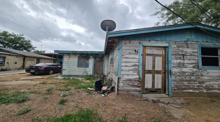 2401 Santa Clara St, Laredo, Texas 78046, 2 Bedrooms Bedrooms, 2 Rooms Rooms,1 BathroomBathrooms,Residential,For Sale,2401 Santa Clara St,20262501