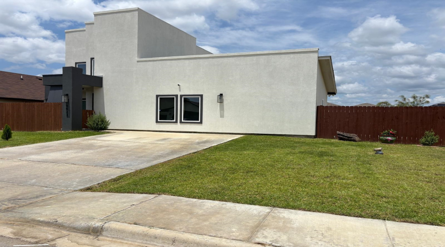 5423 Capilla St., Laredo, Texas 78046, 3 Bedrooms Bedrooms, 6 Rooms Rooms,2 BathroomsBathrooms,Residential,For Sale,5423 Capilla St.,20262502