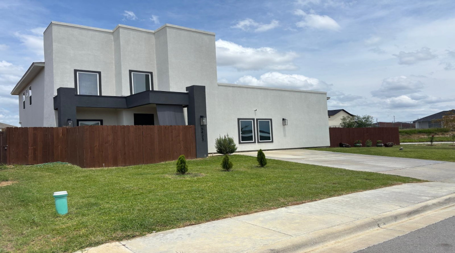 5423 Capilla St., Laredo, Texas 78046, 3 Bedrooms Bedrooms, 6 Rooms Rooms,2 BathroomsBathrooms,Residential,For Sale,5423 Capilla St.,20262502