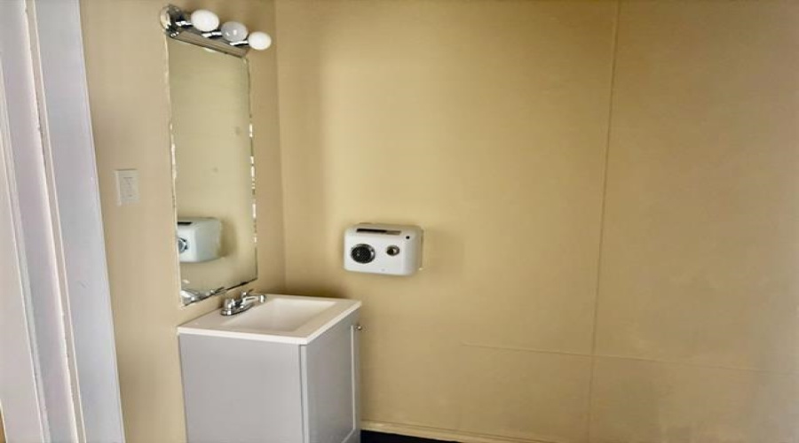 502 W Calton Rd, Laredo, Texas 78041, 1 Room Rooms,1 BathroomBathrooms,Commercial retail/office,For Rent,502 W Calton Rd,20262504