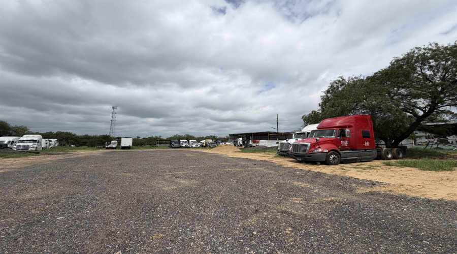 18209 FM 1472, LAREDO, Texas 78045-7919, 1 Room Rooms,3 BathroomsBathrooms,Commercial retail/office,For Rent,18209 FM 1472,20262505