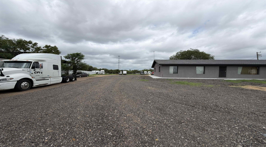 18209 FM 1472, LAREDO, Texas 78045-7919, 1 Room Rooms,3 BathroomsBathrooms,Commercial retail/office,For Rent,18209 FM 1472,20262505
