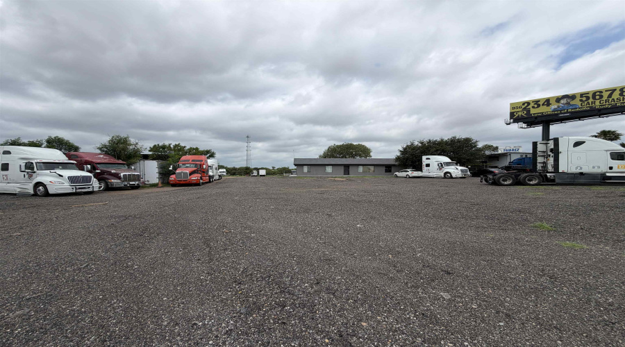 18209 FM 1472, LAREDO, Texas 78045-7919, 1 Room Rooms,3 BathroomsBathrooms,Commercial retail/office,For Rent,18209 FM 1472,20262505