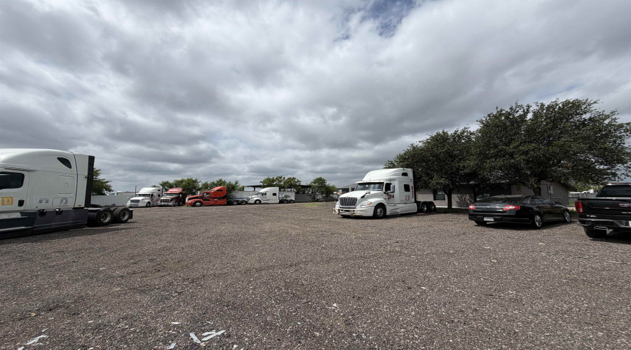 18209 FM 1472, LAREDO, Texas 78045-7919, 1 Room Rooms,3 BathroomsBathrooms,Commercial retail/office,For Rent,18209 FM 1472,20262505