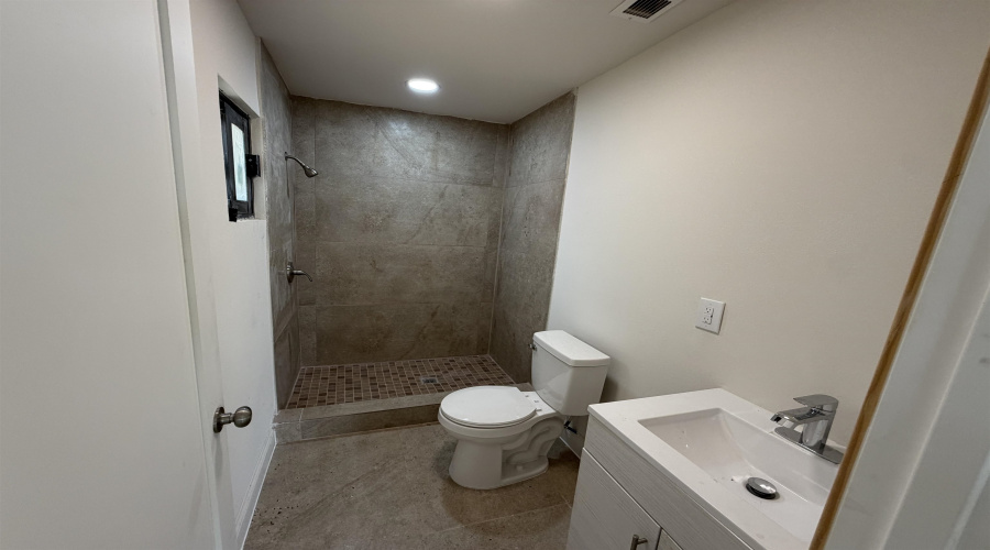 18209 FM 1472, LAREDO, Texas 78045-7919, 1 Room Rooms,3 BathroomsBathrooms,Commercial retail/office,For Rent,18209 FM 1472,20262505