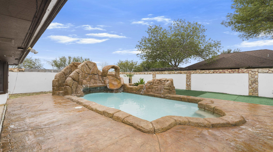 241 North Beach Ln, Laredo, Texas 78041, 4 Bedrooms Bedrooms, 7 Rooms Rooms,3 BathroomsBathrooms,Residential,For Sale,241 North Beach Ln,20255290