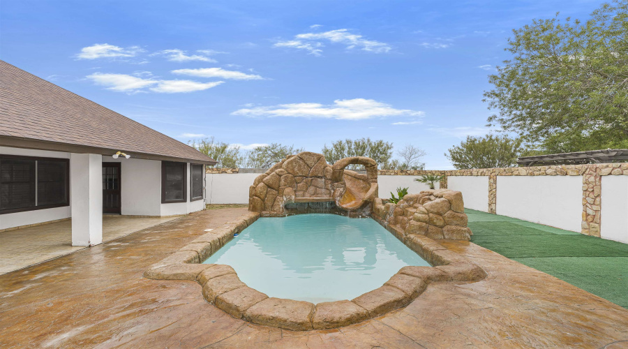 241 North Beach Ln, Laredo, Texas 78041, 4 Bedrooms Bedrooms, 7 Rooms Rooms,3 BathroomsBathrooms,Residential,For Sale,241 North Beach Ln,20255290