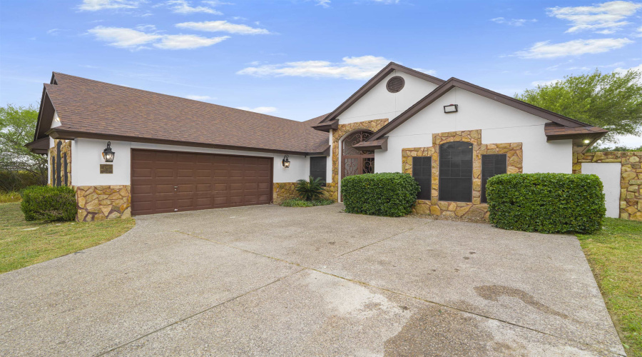 241 North Beach Ln, Laredo, Texas 78041, 4 Bedrooms Bedrooms, 7 Rooms Rooms,3 BathroomsBathrooms,Residential,For Sale,241 North Beach Ln,20255290