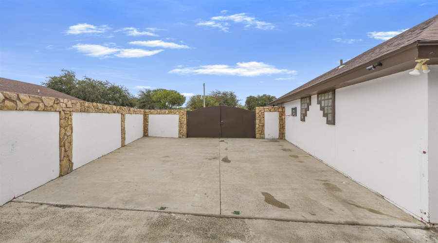 241 North Beach Ln, Laredo, Texas 78041, 4 Bedrooms Bedrooms, 7 Rooms Rooms,3 BathroomsBathrooms,Residential,For Sale,241 North Beach Ln,20255290