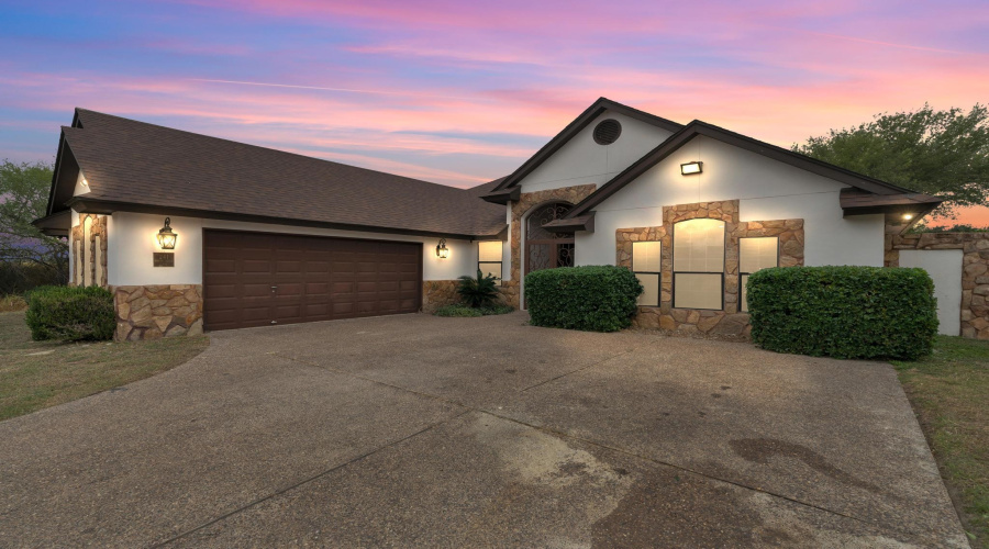 241 North Beach Ln, Laredo, Texas 78041, 4 Bedrooms Bedrooms, 7 Rooms Rooms,3 BathroomsBathrooms,Residential,For Sale,241 North Beach Ln,20255290