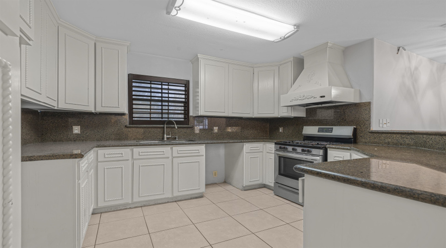 241 North Beach Ln, Laredo, Texas 78041, 4 Bedrooms Bedrooms, 7 Rooms Rooms,3 BathroomsBathrooms,Residential,For Sale,241 North Beach Ln,20255290