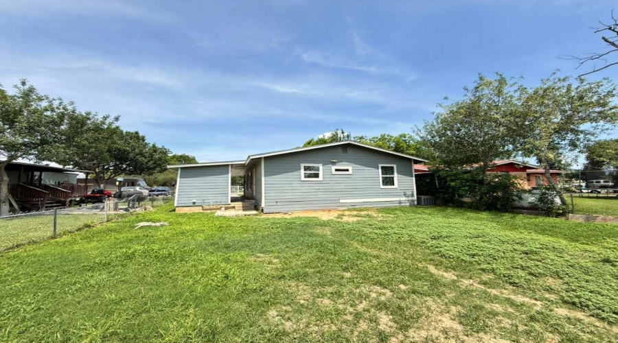 1755 N 7th St, Crystal City, Texas 78839, 3 Bedrooms Bedrooms, 3 Rooms Rooms,1 BathroomBathrooms,Residential,For Rent,1755 N 7th St,20262523