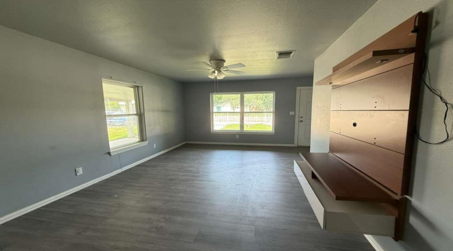 1755 N 7th St, Crystal City, Texas 78839, 3 Bedrooms Bedrooms, 3 Rooms Rooms,1 BathroomBathrooms,Residential,For Rent,1755 N 7th St,20262523