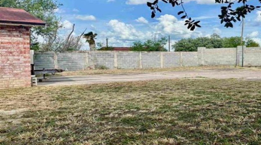 2061 Retama Dr, Laredo, Texas 78076, 2 Bedrooms Bedrooms, 5 Rooms Rooms,1 BathroomBathrooms,Residential,For Sale,2061 Retama Dr,20262526