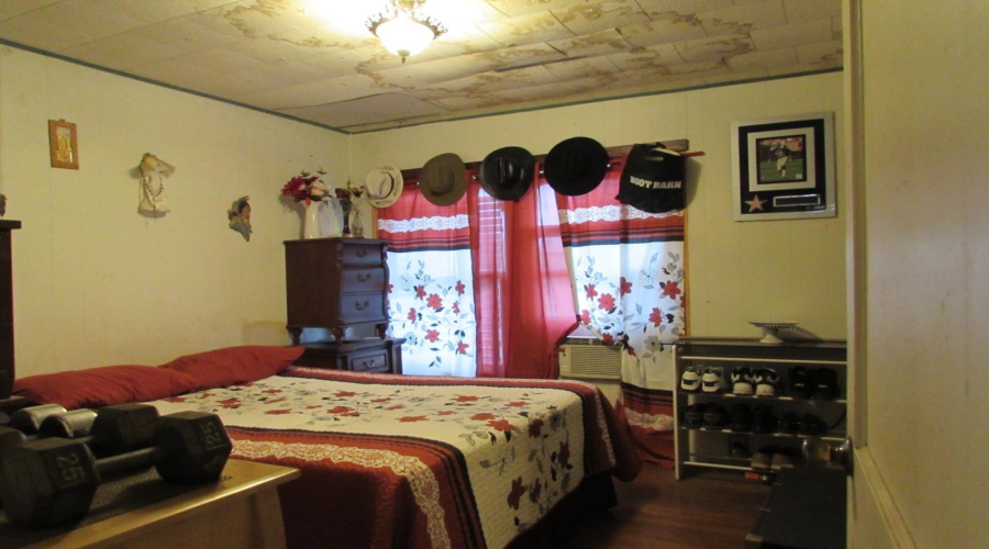 165 W Ansley St., San Antonio, Texas 78221, 2 Bedrooms Bedrooms, 4 Rooms Rooms,1 BathroomBathrooms,Residential,For Sale,165 W Ansley St.,20262532
