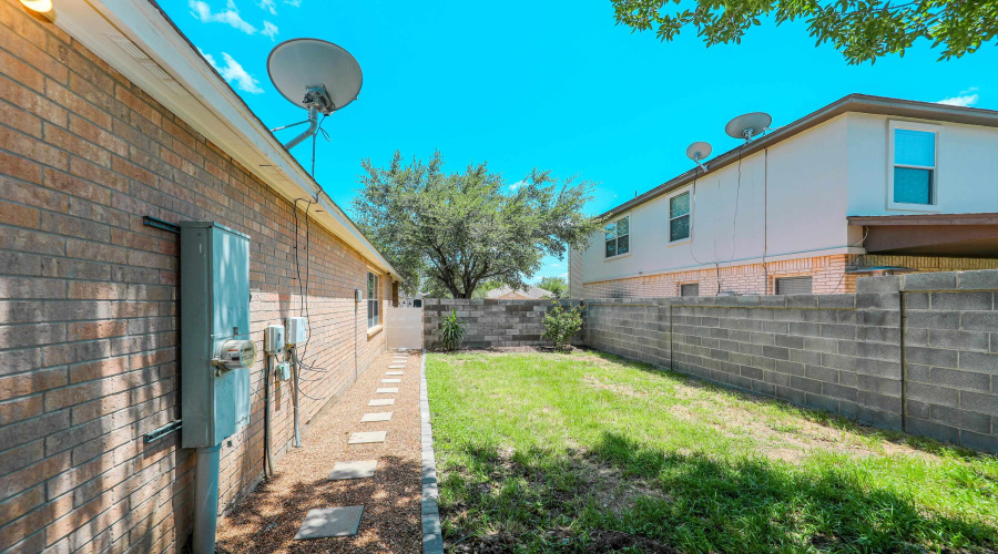 3116 Silhouette Dr, Laredo, Texas 78045, 3 Bedrooms Bedrooms, 6 Rooms Rooms,2 BathroomsBathrooms,Residential,For Sale,3116 Silhouette Dr,20262572