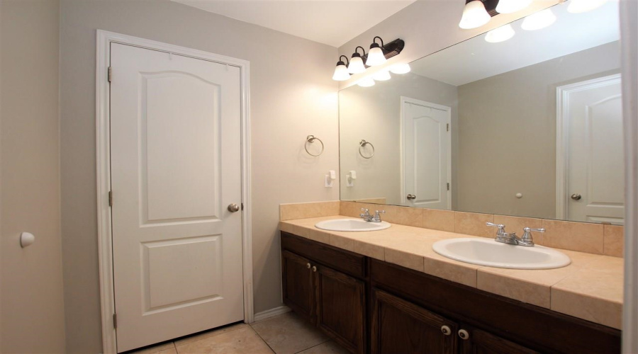 1911 Stonefield Ln, Laredo, Texas 78045, 3 Bedrooms Bedrooms, 6 Rooms Rooms,2 BathroomsBathrooms,Residential,For Rent,1911 Stonefield Ln,20262597