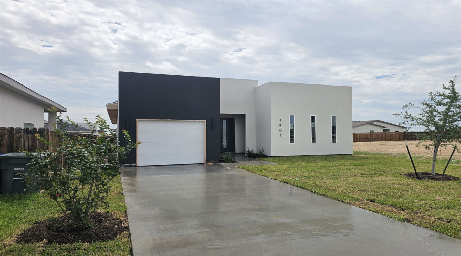 1401 Los Estribos Dr., Laredo, Texas 78046, 3 Bedrooms Bedrooms, 6 Rooms Rooms,3 BathroomsBathrooms,Residential,For Sale,1401 Los Estribos Dr.,20262608