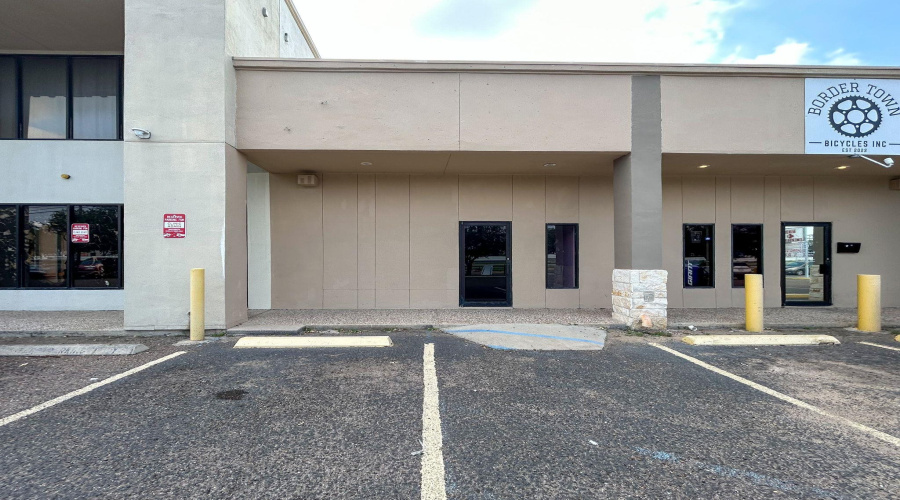 313 W Village Blvd, LAREDO, Texas 78041, 1 Room Rooms,1 BathroomBathrooms,Commercial retail/office,For Rent,313 W Village Blvd,20262623