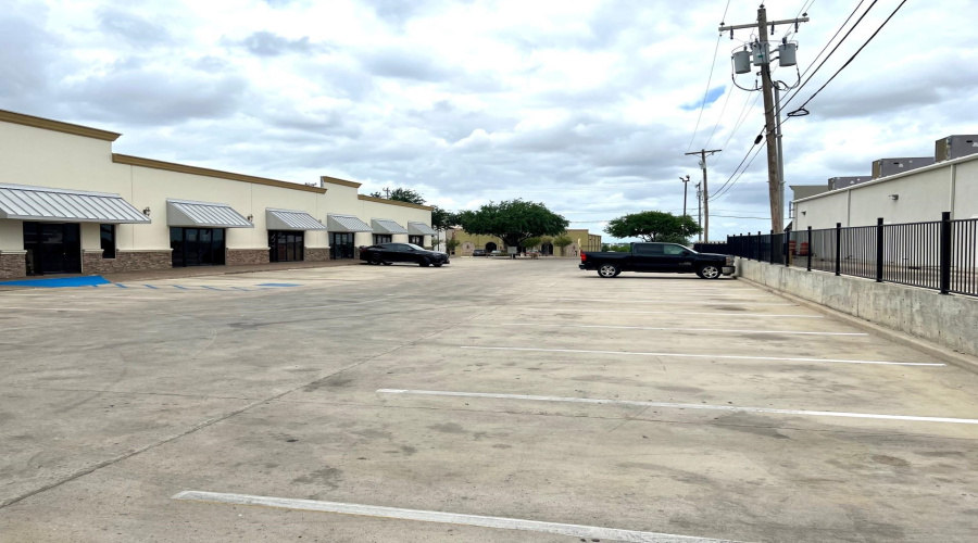 6425 Polaris Dr, Laredo, Texas 78041, 11 Rooms Rooms,1 BathroomBathrooms,Commercial retail/office,For Rent,6425 Polaris Dr,20262628