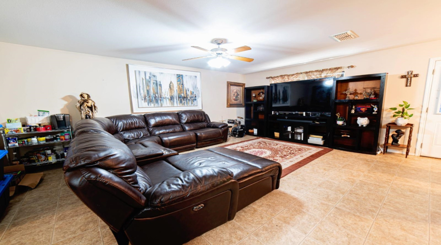 207 Red Cloud Dr, Laredo, Texas 78045, 3 Bedrooms Bedrooms, 5 Rooms Rooms,2 BathroomsBathrooms,Residential,For Sale,207 Red Cloud Dr,20262625