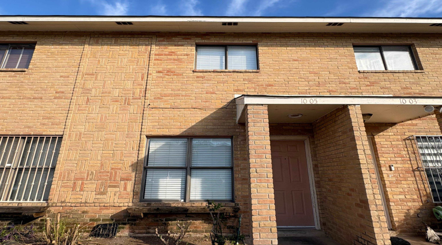 1005 Castle Heights Dr, Laredo, Texas 78045, 2 Bedrooms Bedrooms, 4 Rooms Rooms,1 BathroomBathrooms,Residential,For Sale,1005 Castle Heights Dr,20262634