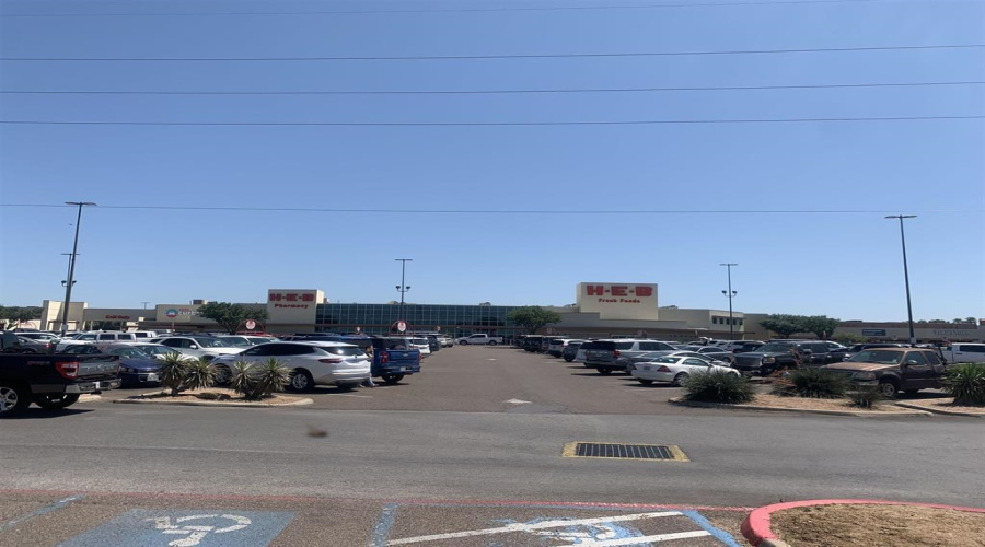 7709 McPherson Rd, LAREDO, Texas 78045, 1 Room Rooms,1 BathroomBathrooms,Commercial retail/office,For Rent,7709 McPherson Rd,20262642