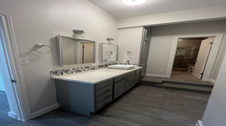 1800 Country Club Dr, Laredo, Texas 78045, 3 Bedrooms Bedrooms, 7 Rooms Rooms,3 BathroomsBathrooms,Residential,For Rent,1800 Country Club Dr,20262651