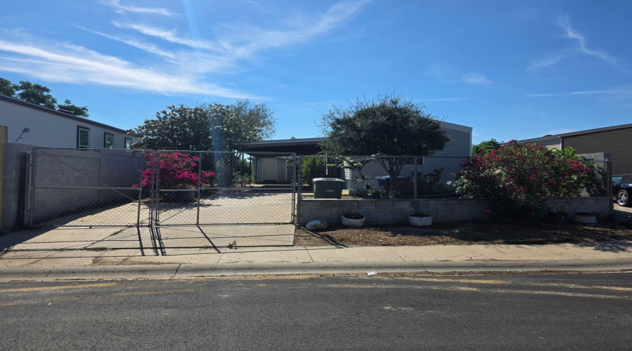 5004 Santa Rosa Dr, Laredo, Texas 78046, 2 Bedrooms Bedrooms, 4 Rooms Rooms,2 BathroomsBathrooms,Residential,For Sale,5004 Santa Rosa Dr,20262652