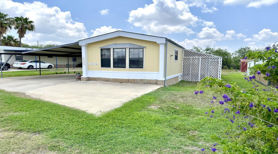 142 Sunshine Ln., ZAPATA, Texas 78076-3920, 2 Bedrooms Bedrooms, 4 Rooms Rooms,2 BathroomsBathrooms,Residential,For Sale,142 Sunshine Ln.,20262656