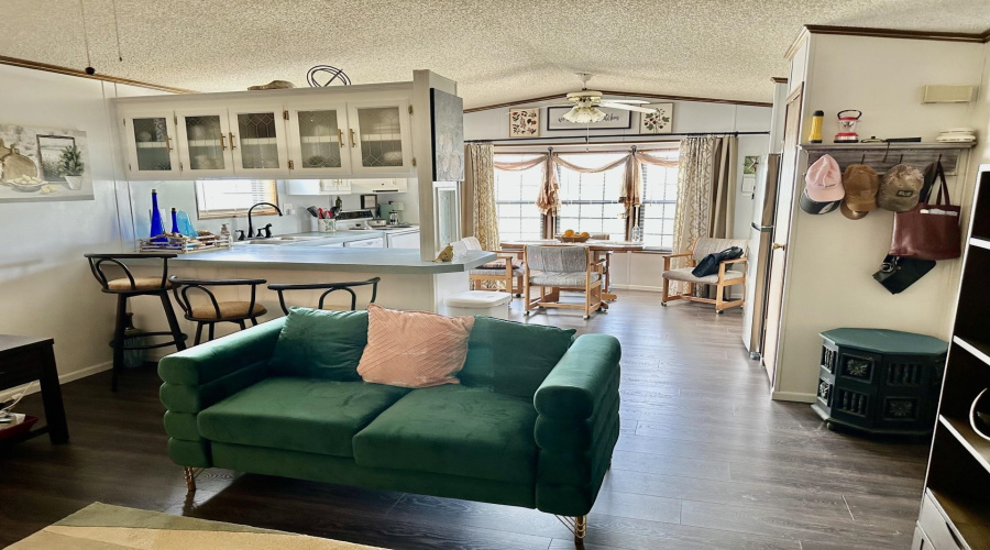 142 Sunshine Ln., ZAPATA, Texas 78076-3920, 2 Bedrooms Bedrooms, 4 Rooms Rooms,2 BathroomsBathrooms,Residential,For Sale,142 Sunshine Ln.,20262656