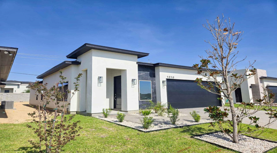 1010 Noyola Loop, LAREDO, Texas 78046, 4 Bedrooms Bedrooms, 6 Rooms Rooms,2 BathroomsBathrooms,Residential,For Sale,1010 Noyola Loop,20262659
