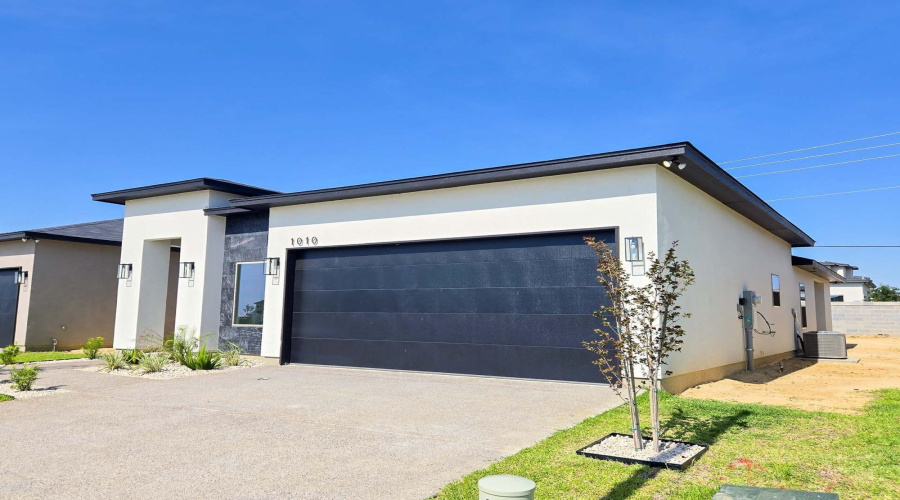 1010 Noyola Loop, LAREDO, Texas 78046, 4 Bedrooms Bedrooms, 6 Rooms Rooms,2 BathroomsBathrooms,Residential,For Sale,1010 Noyola Loop,20262659