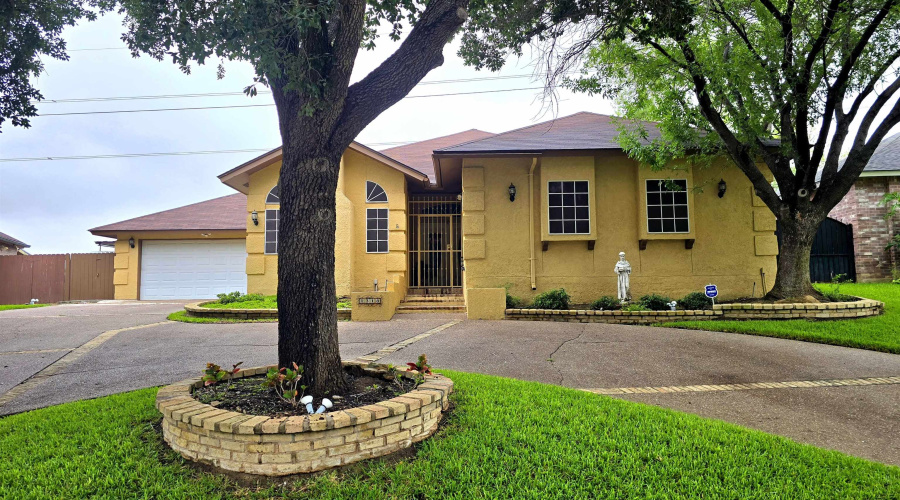 1318 Larry Ln, Laredo, Texas 78045, 4 Bedrooms Bedrooms, 6 Rooms Rooms,2 BathroomsBathrooms,Residential,For Sale,1318 Larry Ln,20262669