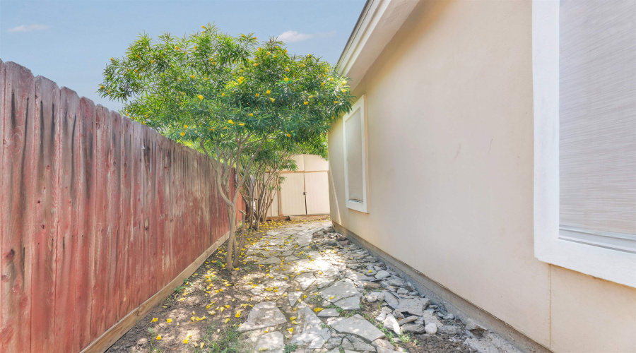 823 Witherspoon Lp, Laredo, Texas 78046, 4 Bedrooms Bedrooms, 7 Rooms Rooms,2 BathroomsBathrooms,Residential,For Rent,823 Witherspoon Lp,20262690