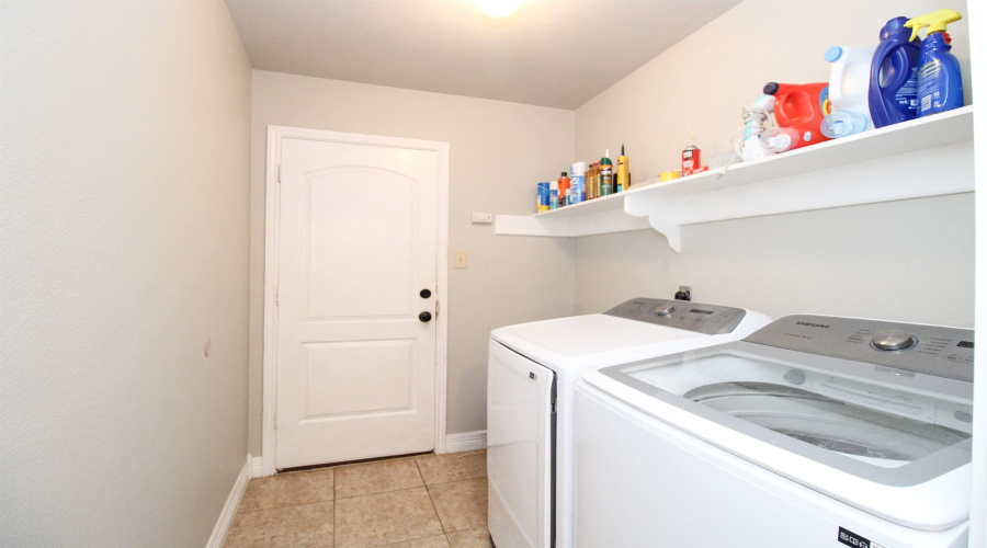 2081 Quito Lp, Laredo, Texas 78043, 3 Bedrooms Bedrooms, 4 Rooms Rooms,3 BathroomsBathrooms,Residential,For Sale,2081 Quito Lp,20262692
