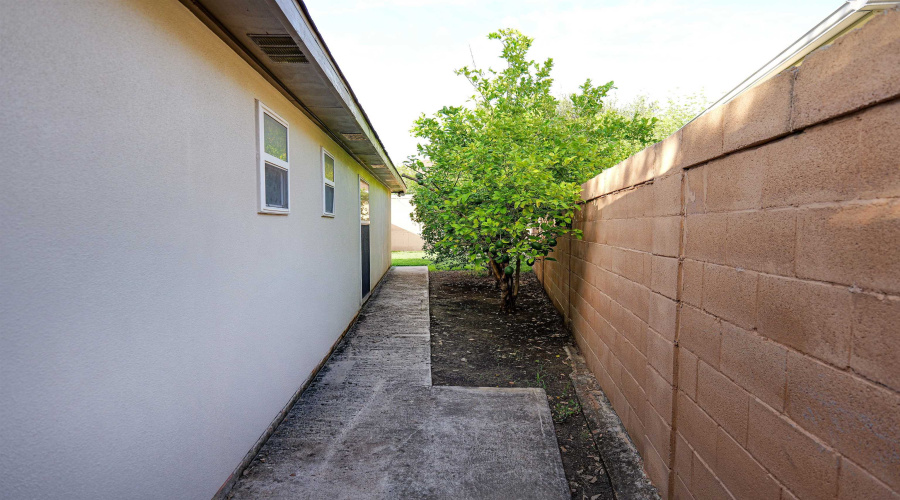 2081 Quito Lp, Laredo, Texas 78043, 3 Bedrooms Bedrooms, 4 Rooms Rooms,3 BathroomsBathrooms,Residential,For Sale,2081 Quito Lp,20262692