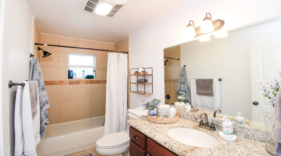 2081 Quito Lp, Laredo, Texas 78043, 3 Bedrooms Bedrooms, 4 Rooms Rooms,3 BathroomsBathrooms,Residential,For Sale,2081 Quito Lp,20262692