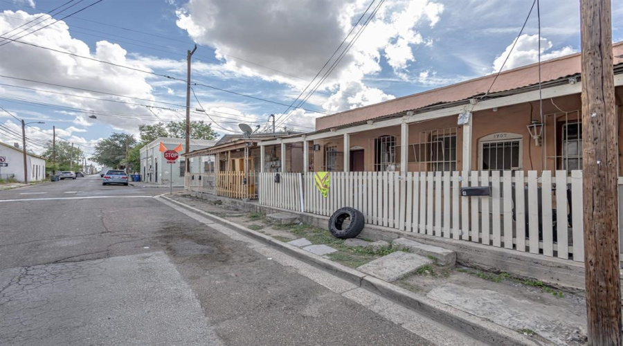 1701 Lincoln St, LAREDO, Texas 78040, ,Multi-family,For Sale,1701 Lincoln St,20262697