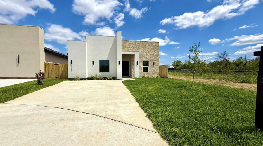 2410 Durazno Ct., Laredo, Texas 78046, 4 Bedrooms Bedrooms, 6 Rooms Rooms,2 BathroomsBathrooms,Residential,For Sale,2410 Durazno Ct.,20262700