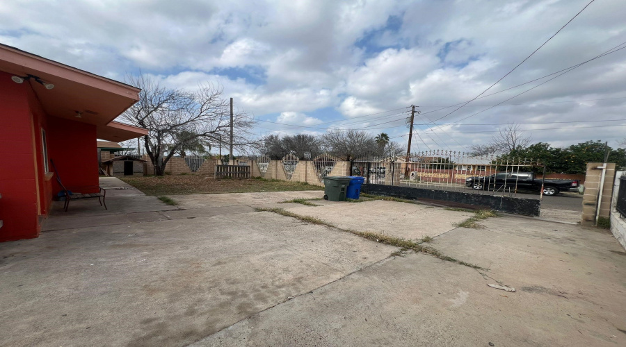 2703 Diaz St, Laredo, Texas 78043, 3 Bedrooms Bedrooms, 7 Rooms Rooms,2 BathroomsBathrooms,Residential,For Sale,2703 Diaz St,20262710