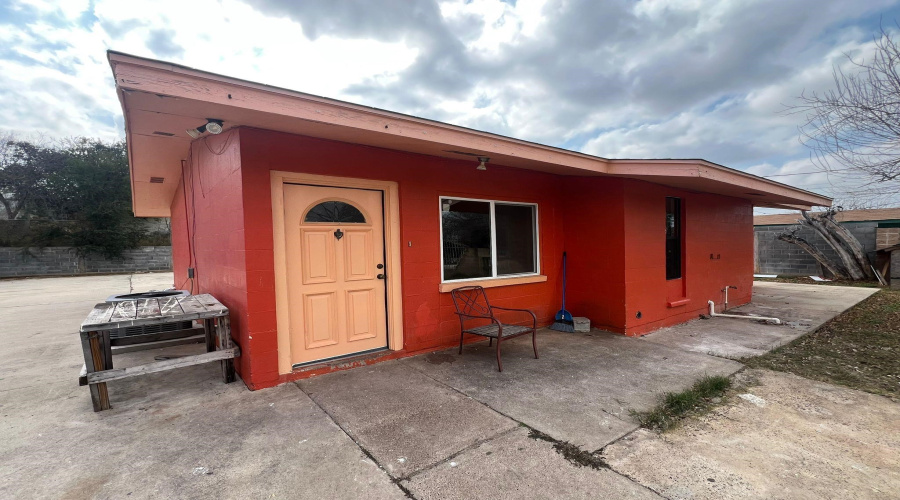 2703 Diaz St, Laredo, Texas 78043, 3 Bedrooms Bedrooms, 7 Rooms Rooms,2 BathroomsBathrooms,Residential,For Sale,2703 Diaz St,20262710