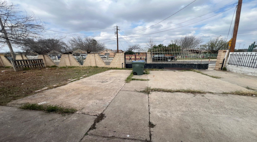 2703 Diaz St, Laredo, Texas 78043, 3 Bedrooms Bedrooms, 7 Rooms Rooms,2 BathroomsBathrooms,Residential,For Sale,2703 Diaz St,20262710