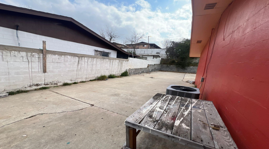 2703 Diaz St, Laredo, Texas 78043, 3 Bedrooms Bedrooms, 7 Rooms Rooms,2 BathroomsBathrooms,Residential,For Sale,2703 Diaz St,20262710