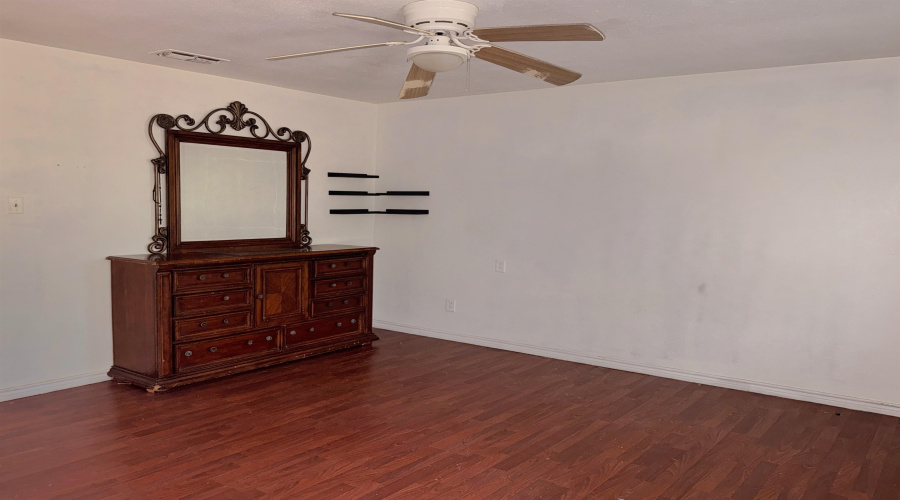 1300 E Hillside Rd, Laredo, Texas 78041, 2 Bedrooms Bedrooms, 3 Rooms Rooms,1 BathroomBathrooms,Residential,For Sale,1300 E Hillside Rd,20262712