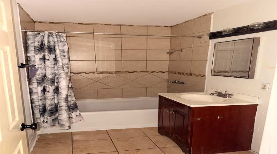 1300 E Hillside Rd, Laredo, Texas 78041, 2 Bedrooms Bedrooms, 3 Rooms Rooms,1 BathroomBathrooms,Residential,For Sale,1300 E Hillside Rd,20262712